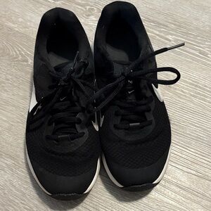 Nike Dual-Tone Black and White Running Shoes